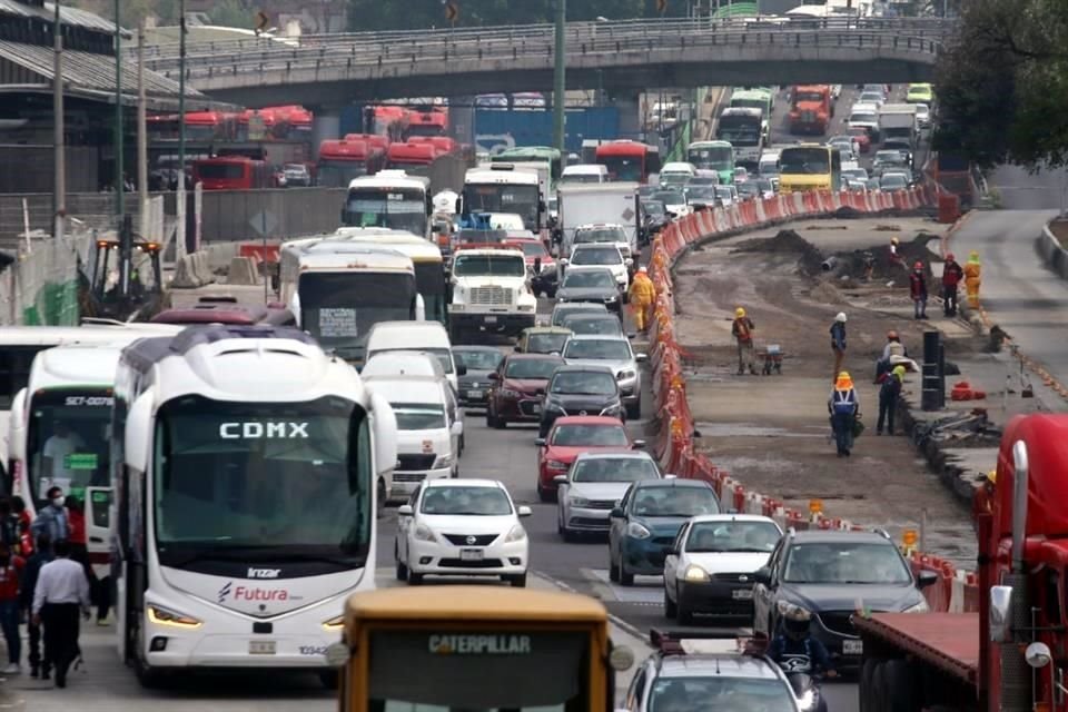 Obras en Insurgentes Norte provocan un cuello de botella que se traduce en hasta una hora más de viaje, explican los usuarios.