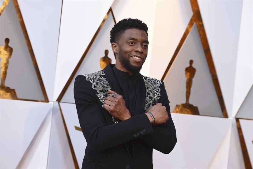 Chadwick Boseman, quien murió en 2020, fue honrado como Leyenda de Disney en la inauguración de la expo D23; su hermano recibió el premio.