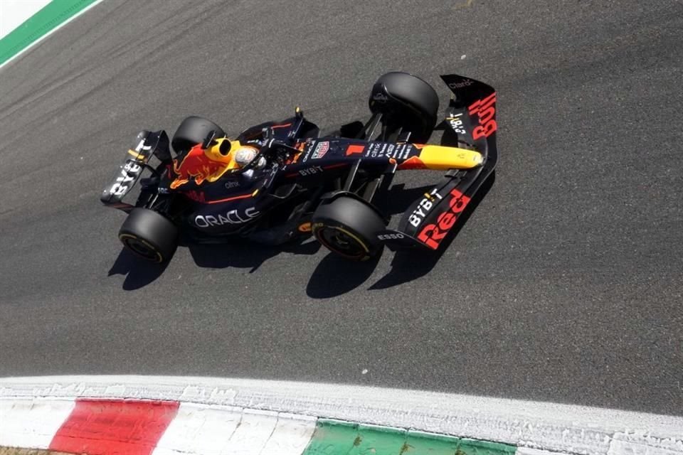 Max Verstappen registró el mejor tiempo durante la tercera práctica del GP de Italia.