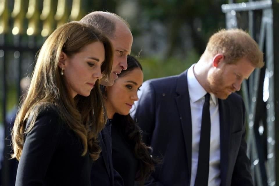 Los Príncipes Guillermo y Enrique aparecen juntos con sus esposas Catalina Middleton y Meghan Markle en Windsor.