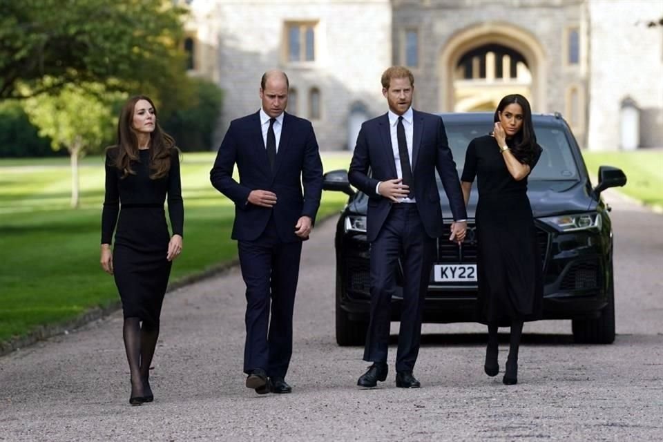 Los Príncipes Guillermo y Enrique aparecen juntos con sus esposas Catalina Middleton y Meghan Markle en Windsor.