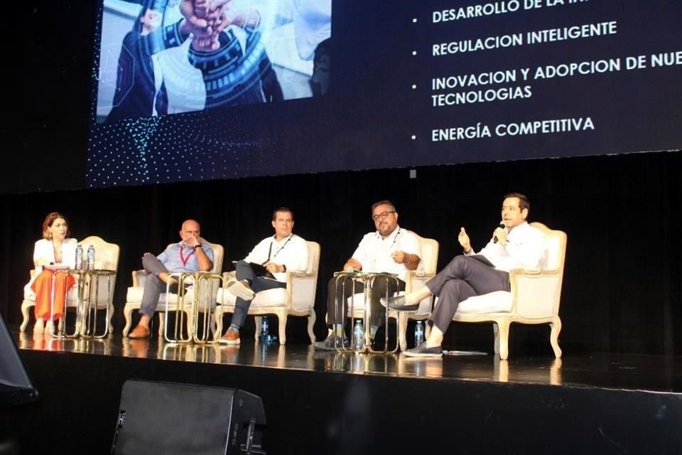 José Abugaber, presidente de Concamin (derecha), resaltó la relevancia del conservar el T-MEC y otorgar más apoyos a los empresarios.