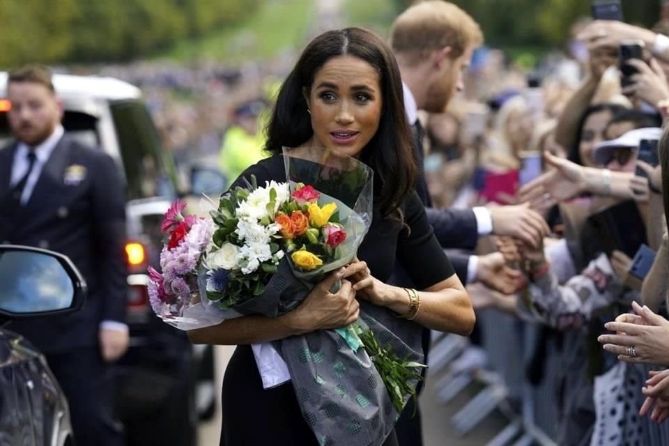 Meghan Markle, Duquesa de Sussex también recibió arreglos florales y fue asediada por fanáticos.