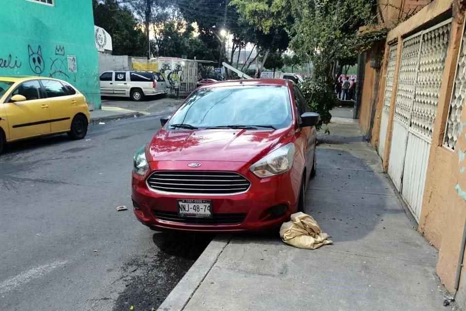 Paramédicos de Protección Civil confirmaron que el joven falleció y por ello, policías acordonaron la zona y cubrieron el cadáver con una sábana blanca.