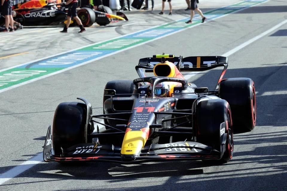 Sergio Pérez tuvo algunos problemas con su auto en las primeras vueltas, pero logró sumar puntos para Red Bull.