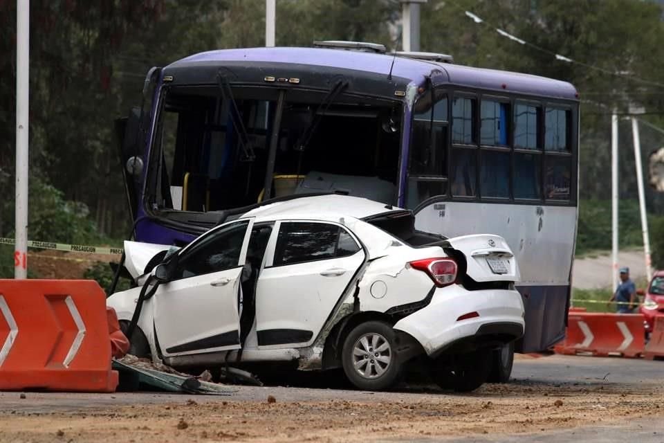 Un conductor falleció prensado tras impactar su vehículo de frente contra una unidad de transporte público en la Alcaldía Tláhuac.