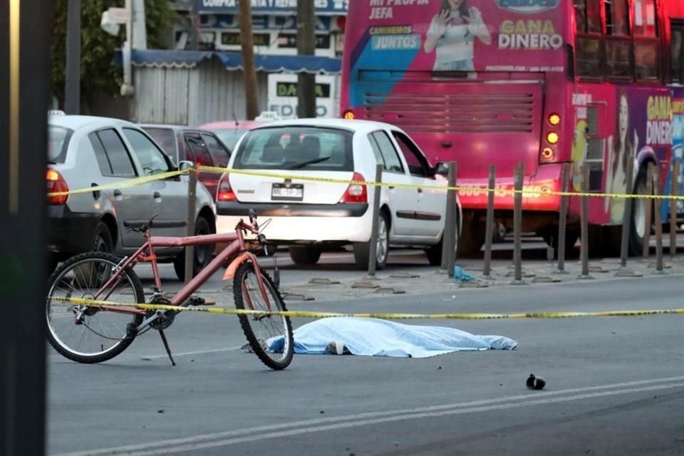 Un hombre que viajaba en bicicleta falleció tras ser arrollado por un vehículo en la colonia leyes de Reforma, en la Alcaldía Iztapalapa.