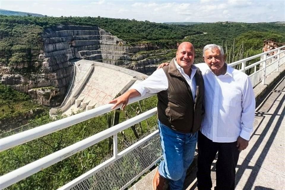 El Presidente López Obrador y el Gobernador Alfaro durante la supervisión de los trabajos en El Zapotillo.