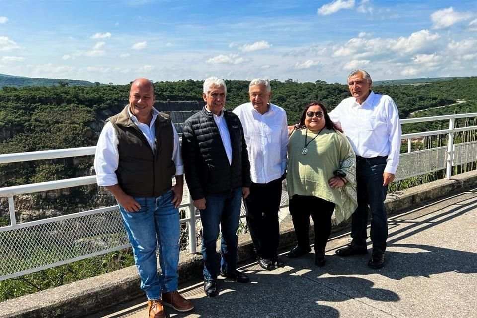 Acompañaron a López Obrador en su gira en Jalisco, los titulares de la Secretaría de Gobernación y de la Comisión Nacional del Agua.