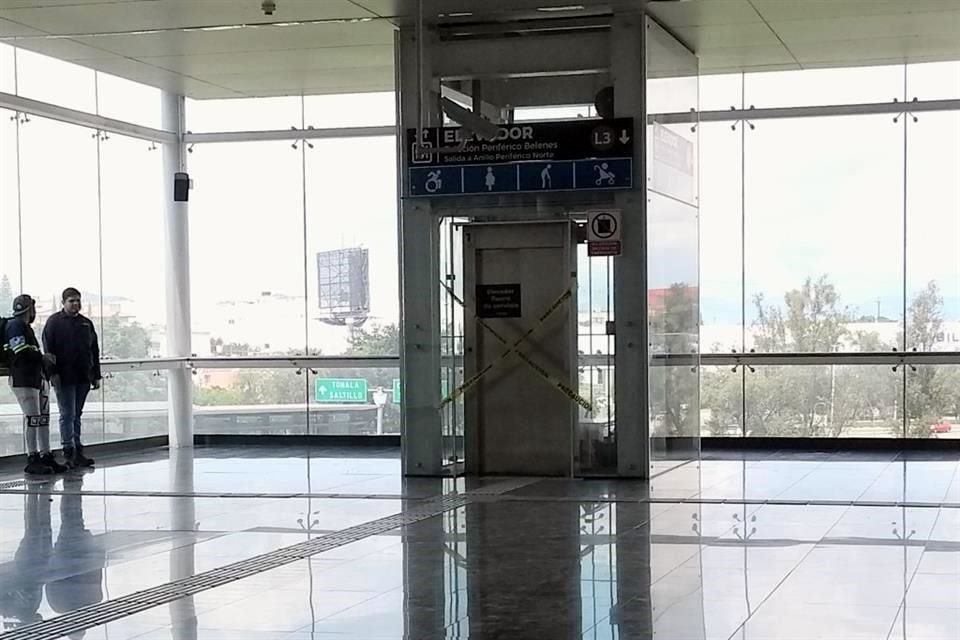 El elevador de la estación Periférico Belenes también estaba fuera de servicio. Le colocaron cintas.