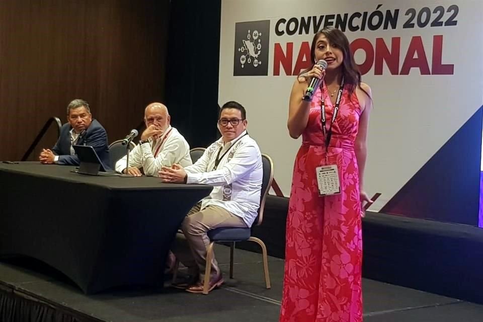 Leopoldo Cruz (de izq. a der.), del Cecati 144 de Tijuana; Ramón Medrano, de la Canacar; Alejandro Mondragón, de Scania México, y Paola Moncada, de la Asociación de Mujeres Operadoras de BC.