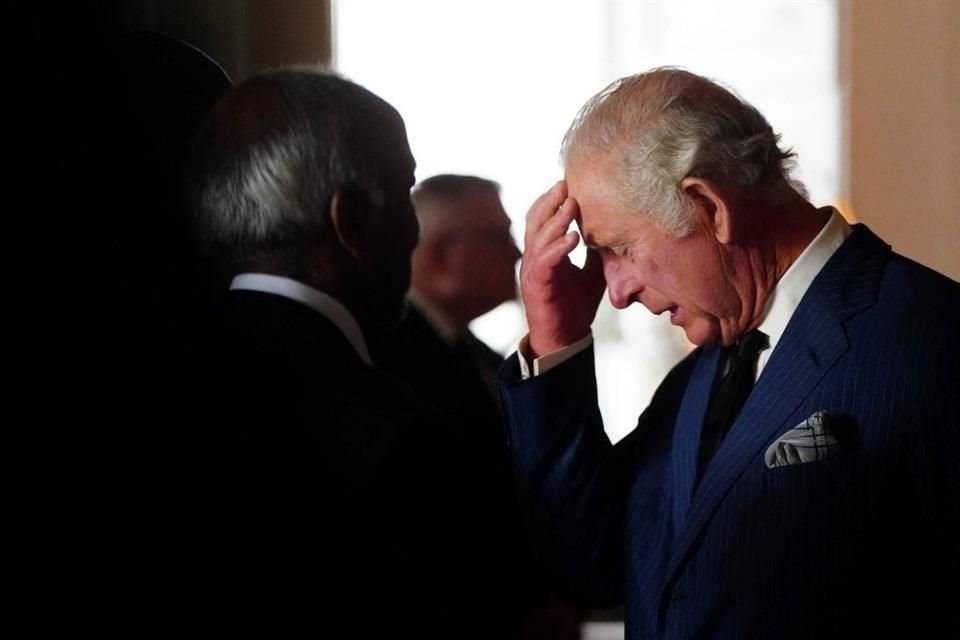 El Rey Carlos II durante su encuentro con los emisarios de la Commonwealth en el Palacio de Buckingham.