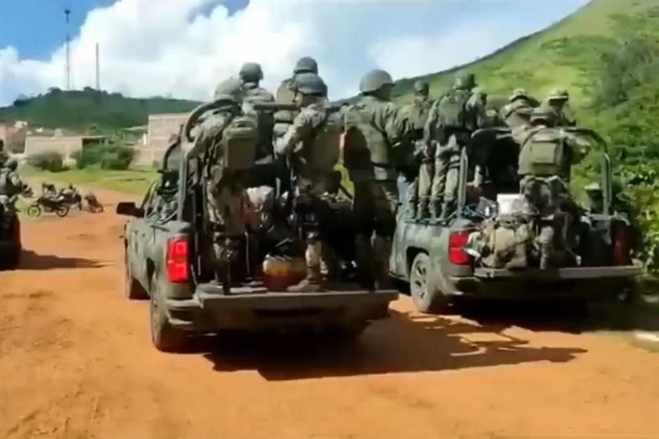 Transportistas que bloquearon acceso a Arcelia, Guerrero, corrieron a soldados del Ejército, quienes tenían un campamento en esta zona.