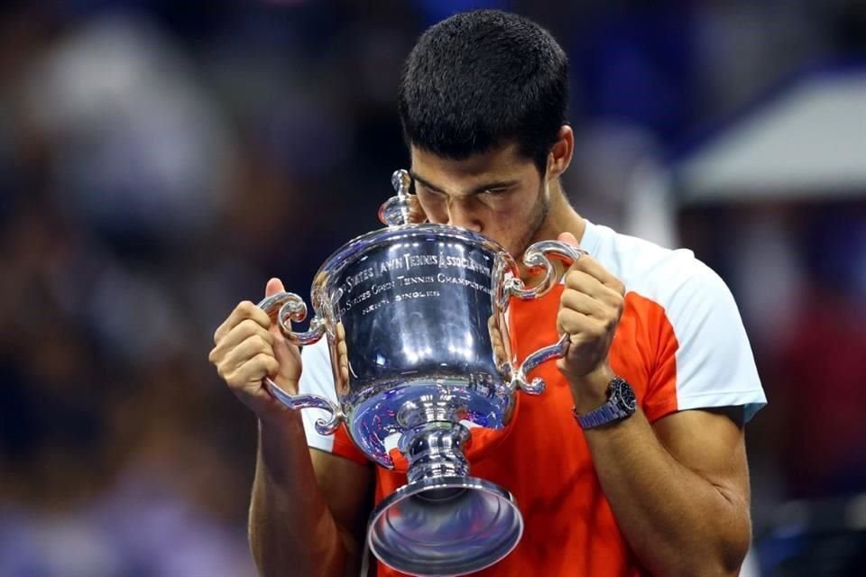 El tenista español besa su trofeo de campeón del US Open.