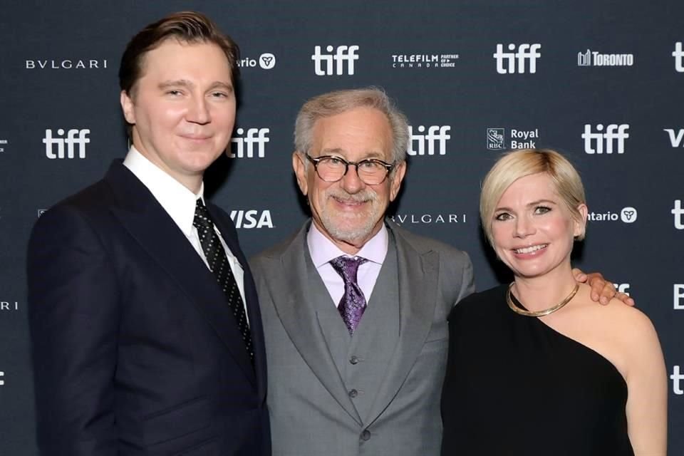 Paul Dano y Michelle Williams posaron junto a Steven Spielberg durante la premiere de 'The Fabelmans' en Toronto.