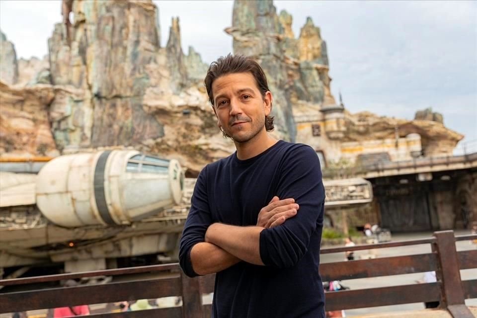 Aprovechando su participación en la D23 Expo de Disney, Diego Luna visitó la atracción 'Star Wars: Galaxy's Edge', en Disneyland, donde posó para un par de fotos en el Halcón Milenario.