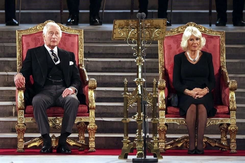 El Rey Carlos II y Camila, la Reina Consorte durante el discurso al Parlamento británico.
