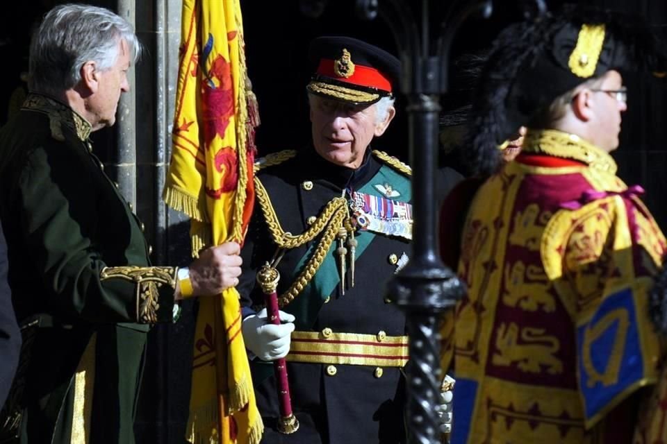 El Rey Carlos III lució su traje militar para recibir el ataúd de Isabel II.