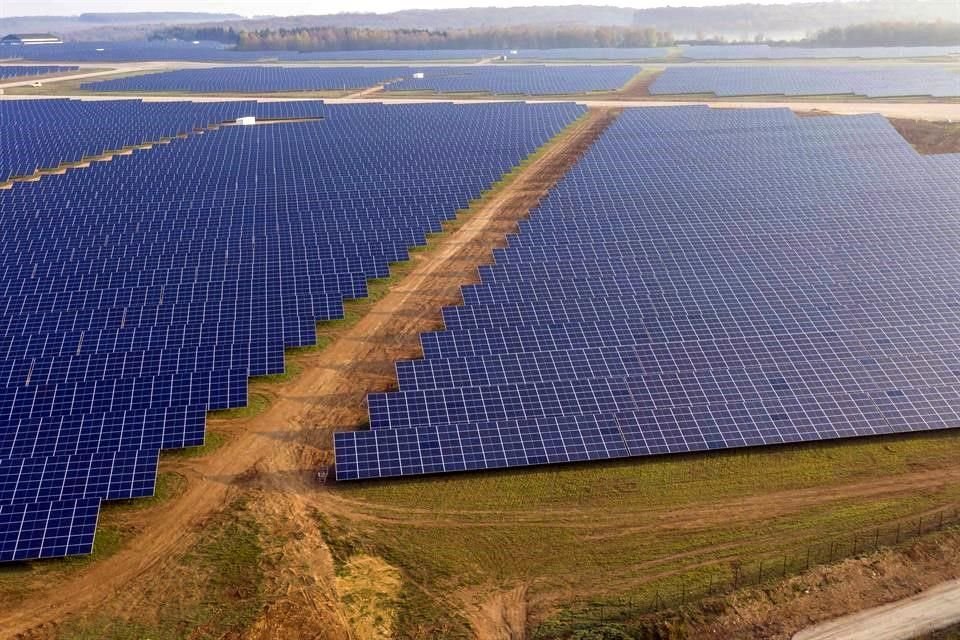 Vista de una planta de paneles solares en Marville, Francia.