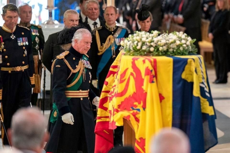 El Rey Carlos III frente al ataúd de su madre durante la misa conmemorativa en Edimburgo.