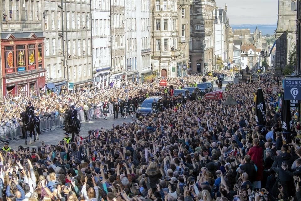 Miles de personas acudieron a la procesión del féretro de la Reina Isabel en Edimburgo, Escocia.