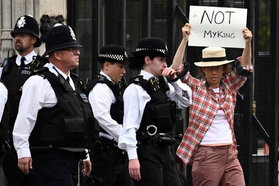 Un manifestante protesta afuera del Palacio de Westminster.