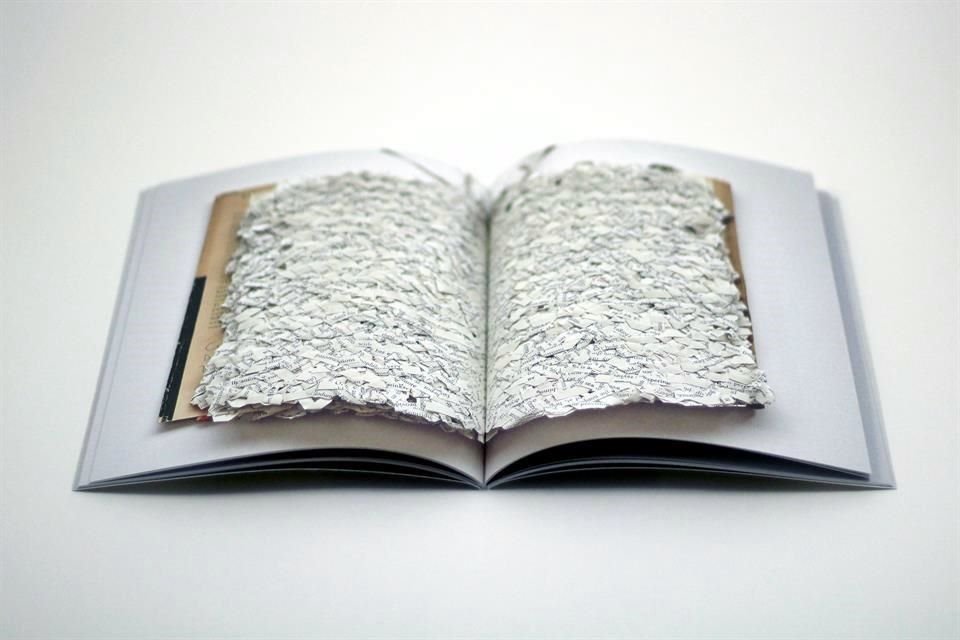 Los libros de Pérez Grobet pueden extenderse como un acordeón, entretejerse, desdoblarse, enrollarse, desbordarse o pender de hilos de pescar.