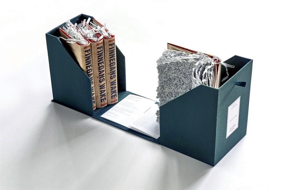 En uno de sus libros rinde tributo a 'Finnegans Wake', de James Joyce, cuyas páginas desencuadernó para después triturar, hoja por hoja, y obtener hebras de papel que anidan en una nuevo columne.