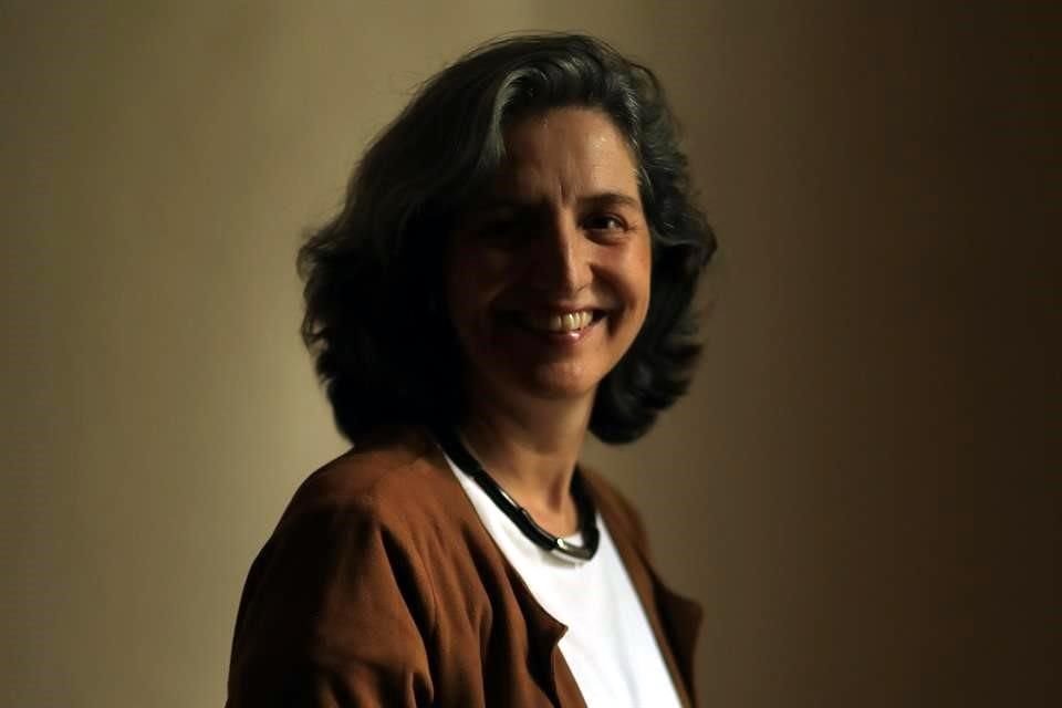 La artista mexicana Ximena Pérez Grobet considera tan importante el contenido de un libro como su contenedor.