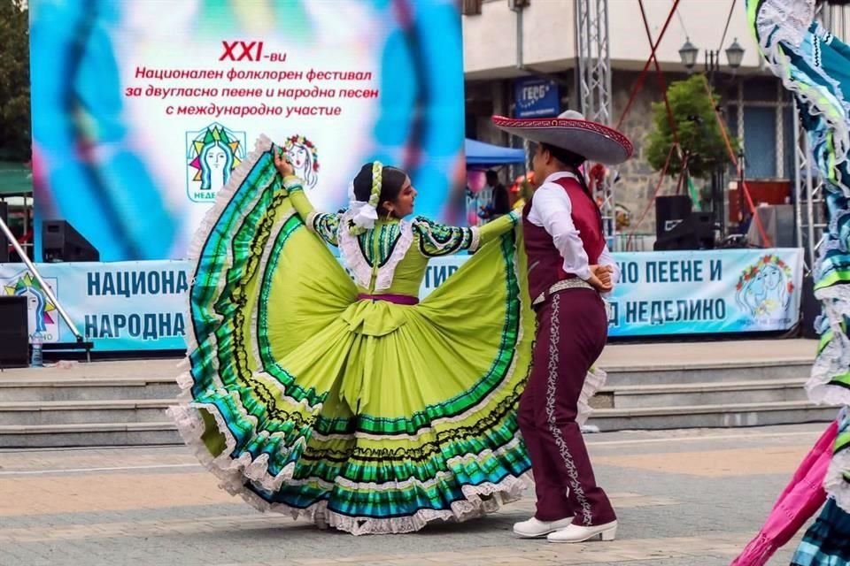 La agrupación dedicada a presentar danzas folklóricas había sido invitada a una gira por Francia, Grecia y Bulgaria, pero el titular de la Femexart los dejó sin boletos de avión de regreso, acusaron.