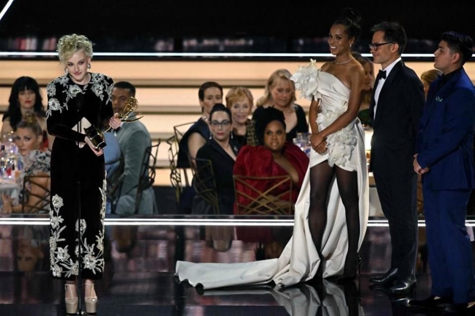 Julia Garner recibió su premio actoral de manos de Kerry Washington y Gael Garcia Bernal.