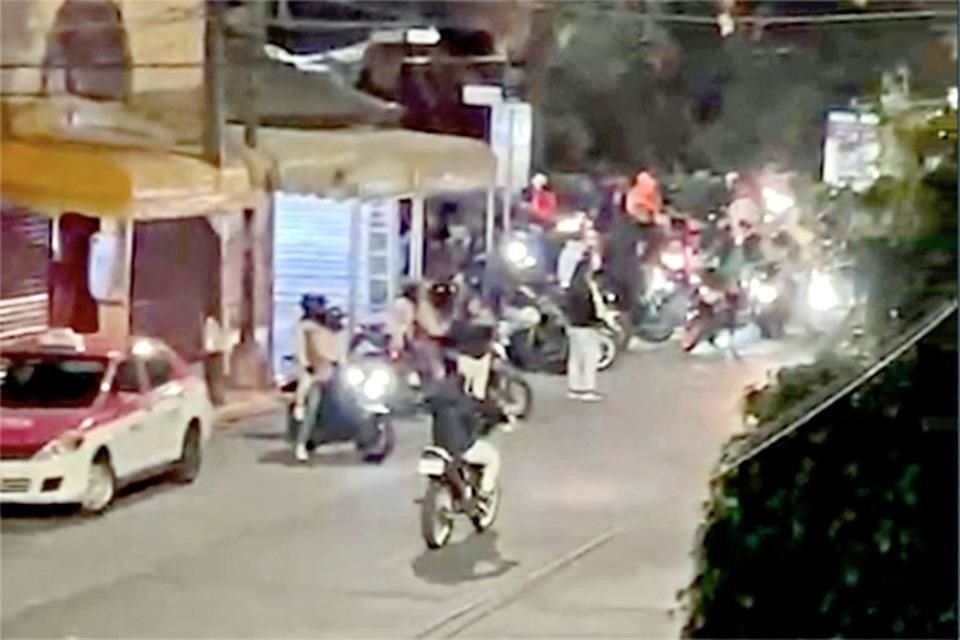 Motociclistas que llegan cada fin de semana al centro de Coyoacán infringen el reglamento de tránsito e incluso agreden a policías.