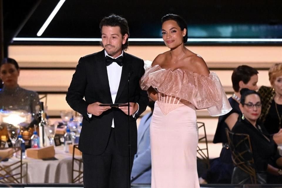 Diego Luna y Rosario Dawson, ambos del universo televisivo de 'Star Wars', presentaron un premio en la ceremonia.