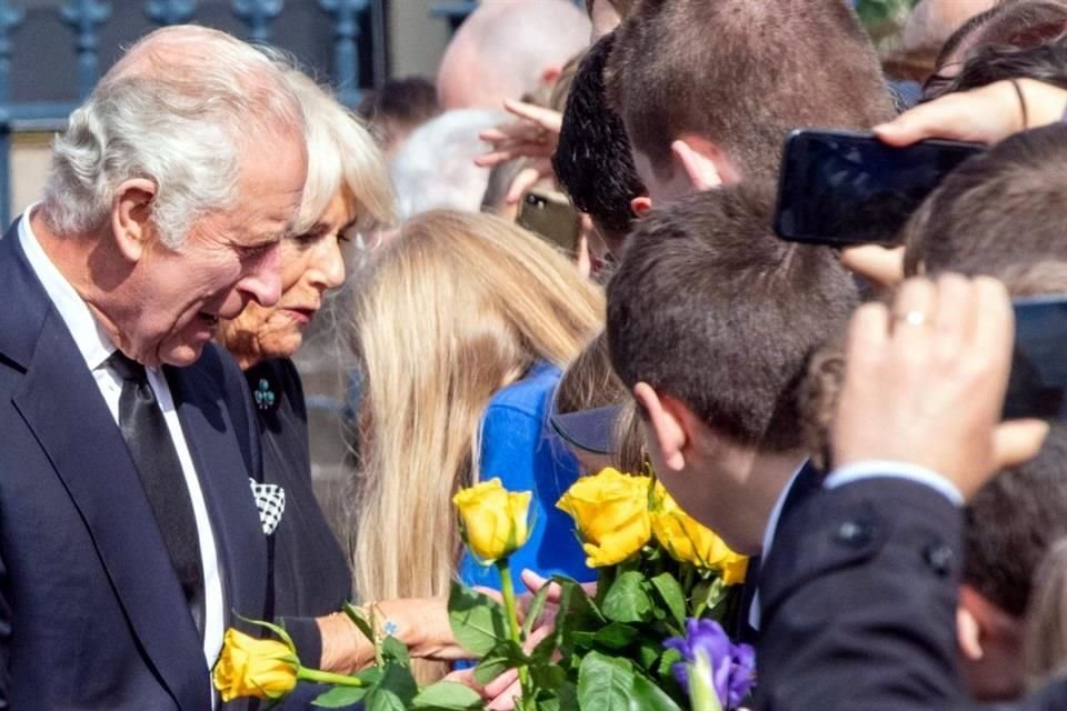 El Rey Carlos y la Reina Consorte Camila saludan a simpatizantes en el Castillo de Hillsborough, en Belfast.