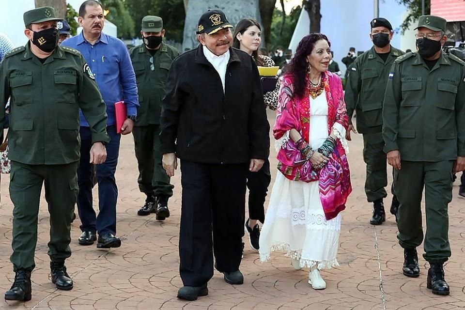 El Presidente de Nicaragua, Daniel Ortega, y su esposa Rosario Murillo, también Vicepresidenta, durante el aniversario del Ejército a inicios de mes.