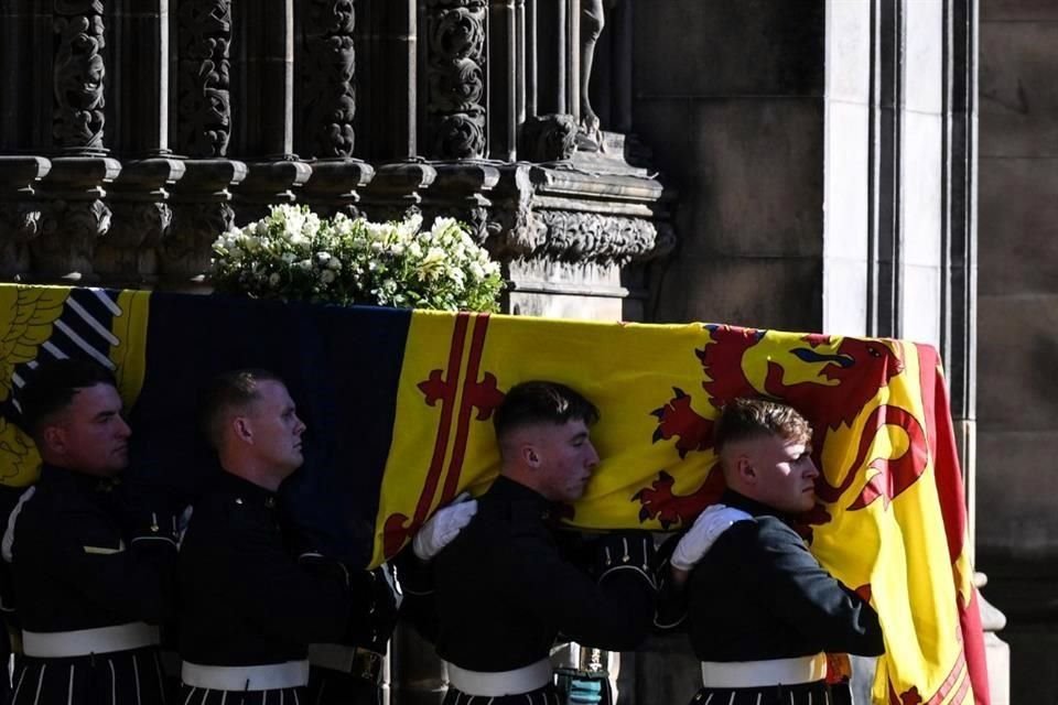 El ataúd de la Reina al ser retirado este martes de la catedral de St. Giles en Edimburgo.