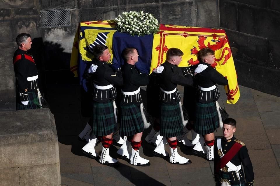 El ataúd de la Reina al ser retirado este martes de la catedral de St. Giles en Edimburgo.