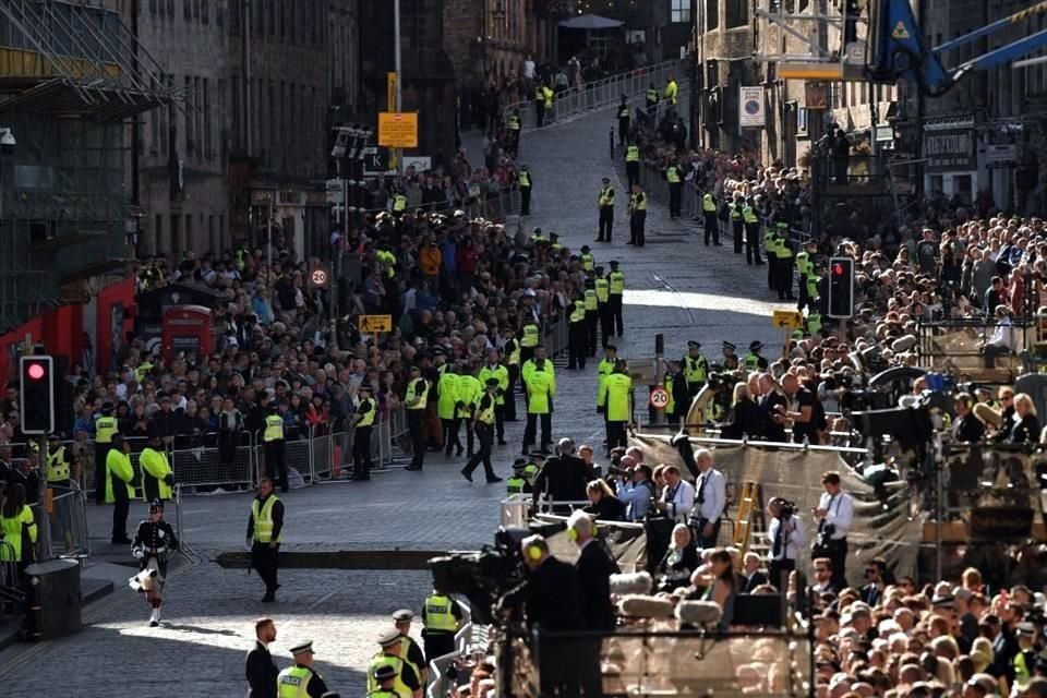 Miles de personas se reunieron nuevamente en las calles de la ciudad para ver el paso de los restos de la Reina Isabel II.