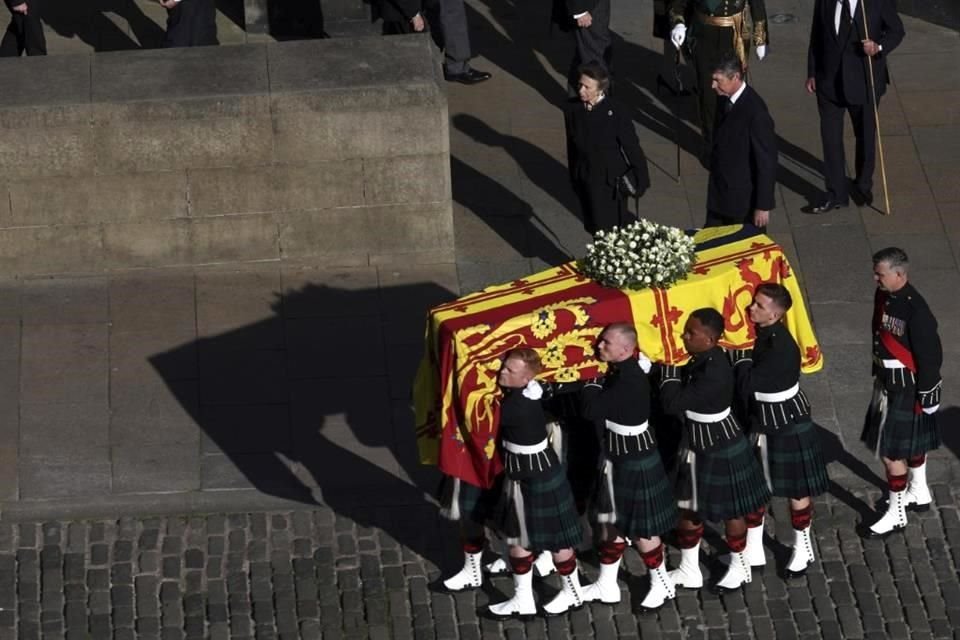 El ataúd de la Reina al ser retirado este martes de la catedral de St. Giles en Edimburgo.