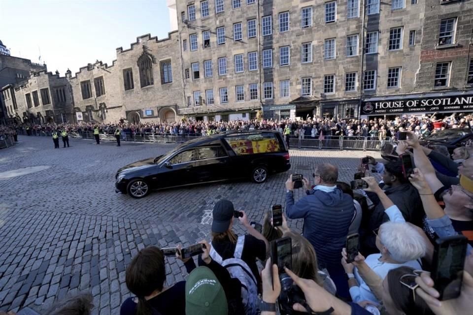 El cortejo fúnebre de la Reina Isabel II avanza por el centro de Edimburgo.