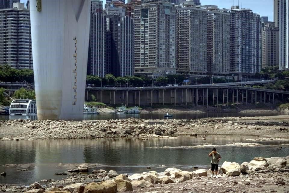 Un hombre camina por la rivera del seco río de Jialing, en el suroeste de China.