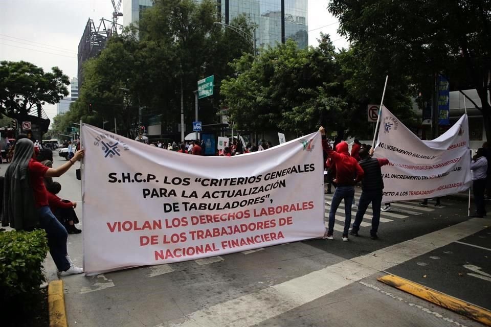 Trabajadores de Nacional Financiera exigen mejoras salariales.