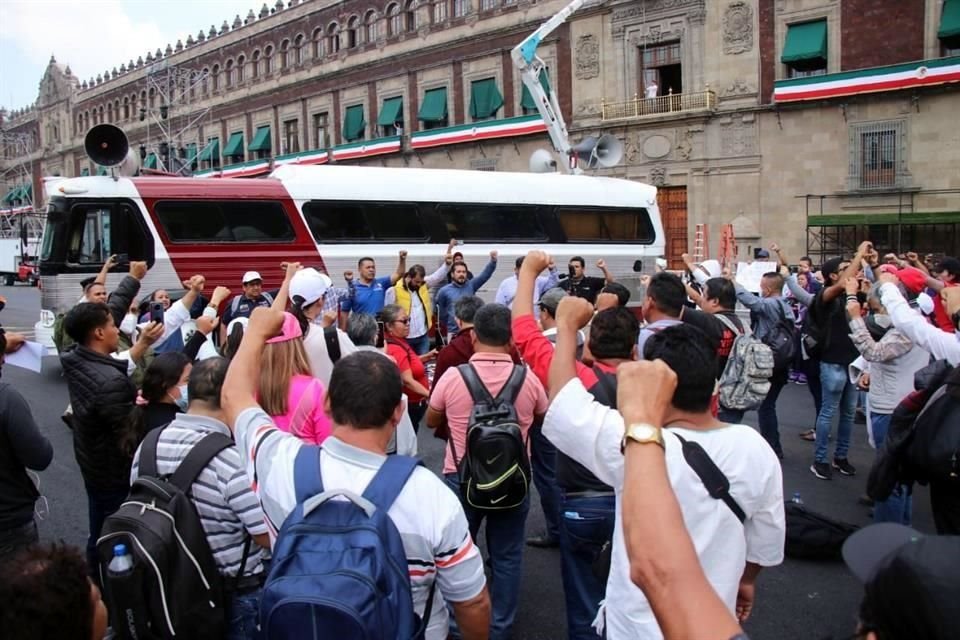 Los maestros de la CNTE en un mitin en el Zócalo, frente a Palacio Nacional, luego de marchar desde la Estela de Luz.