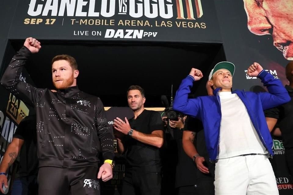 Durante el careo, 'Canelo' (izq.) y Golovkin aguantaron frente a frente... rodeados de gente de seguridad.
