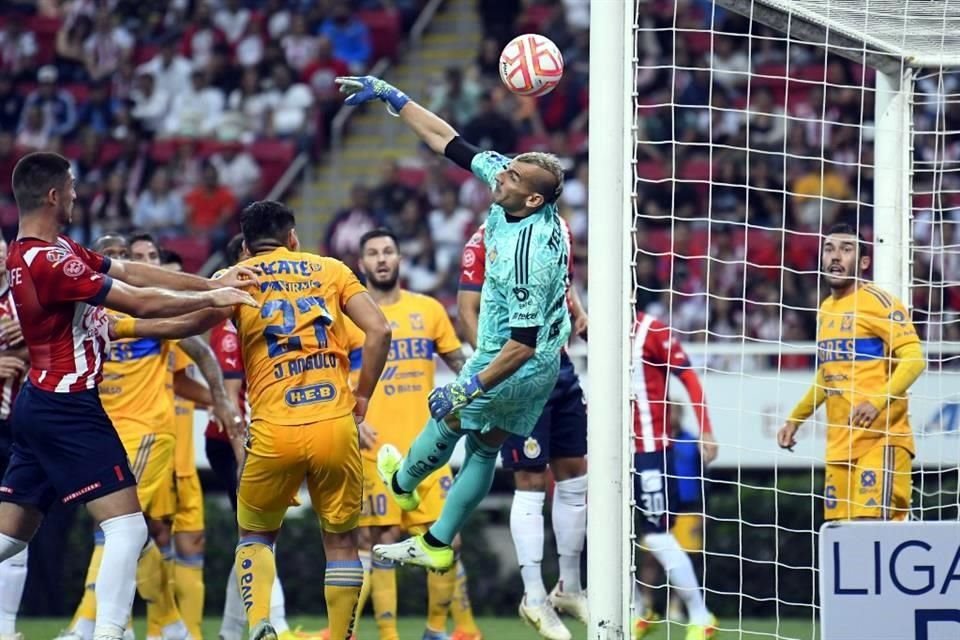 Nahuel Guzmán estuvo en plan grande y salvó varios ocasiones claras de gol.