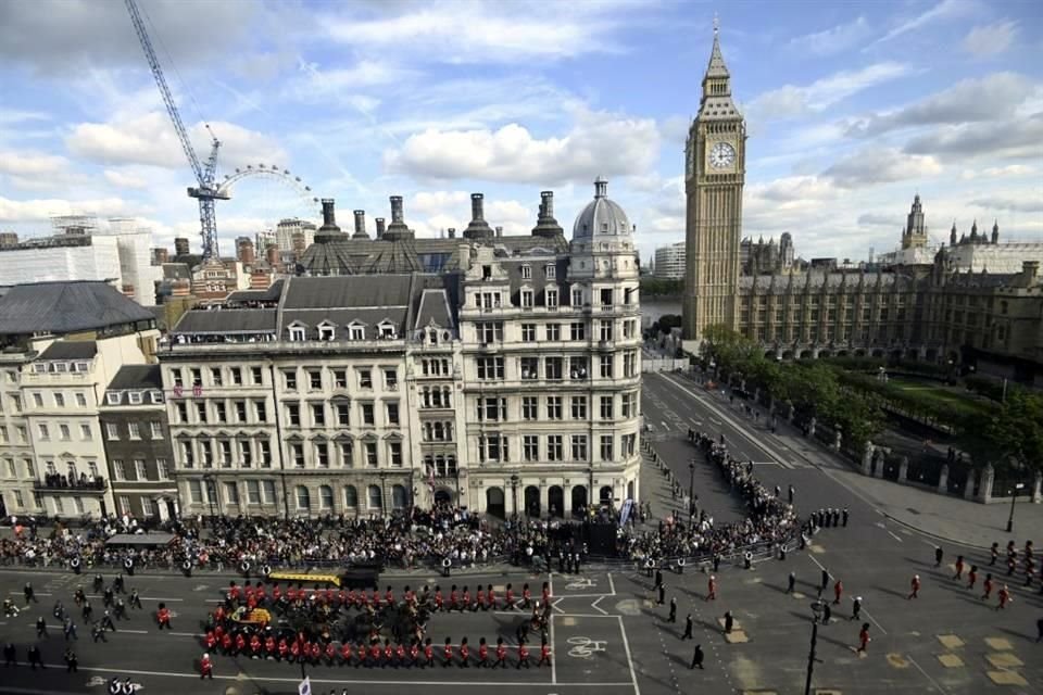 La procesión del ataúd de la Reina en su camino al Parlamento.