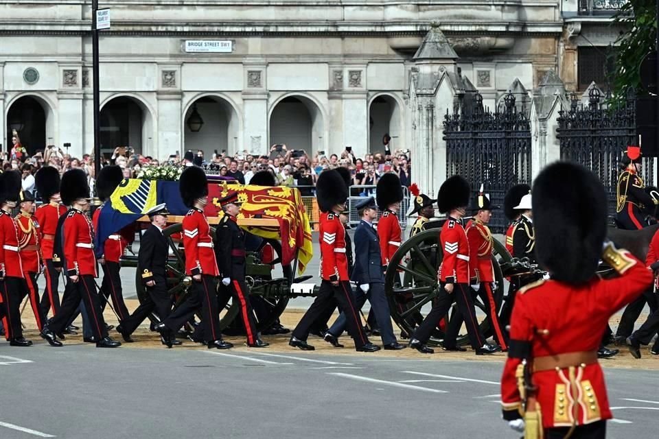 La procesión fúnebre avanza por las calles de Londres rumbo al Palacio de Westminster.