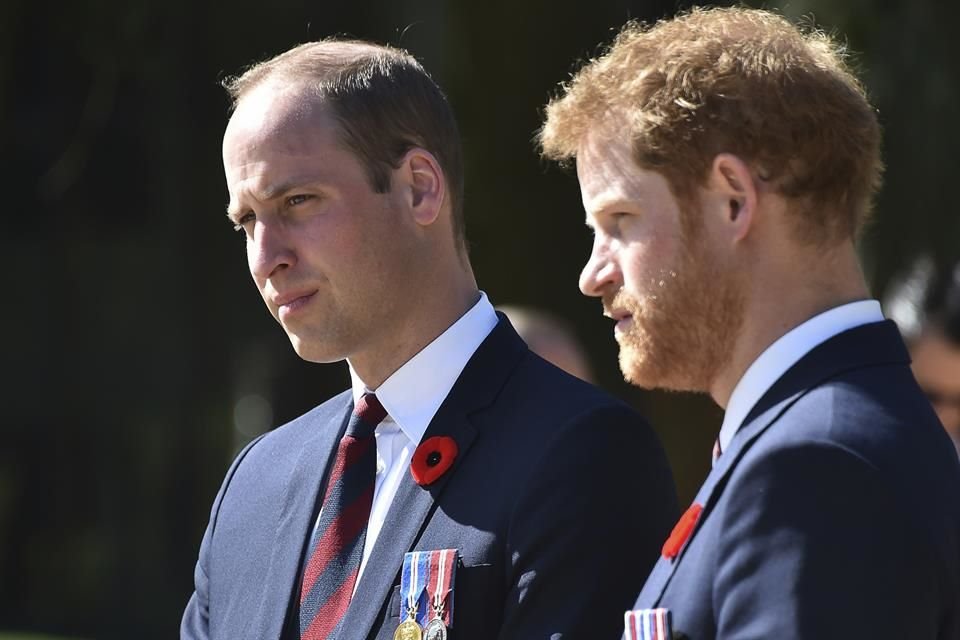 Los Príncipes Guillermo y Enrique caminaron juntos detrás del ataúd de la Reina Isabel II; traen a la memoria funeral de la Princesa Diana.
