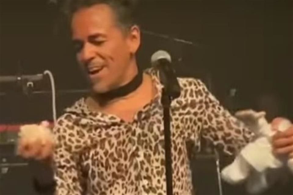 Rubén Albarrán, vocalista de Café Tacvba, destrozó un peluche de Dr. Simi que le lanzaron sus fans durante un concierto en Bruselas, Bélgica.