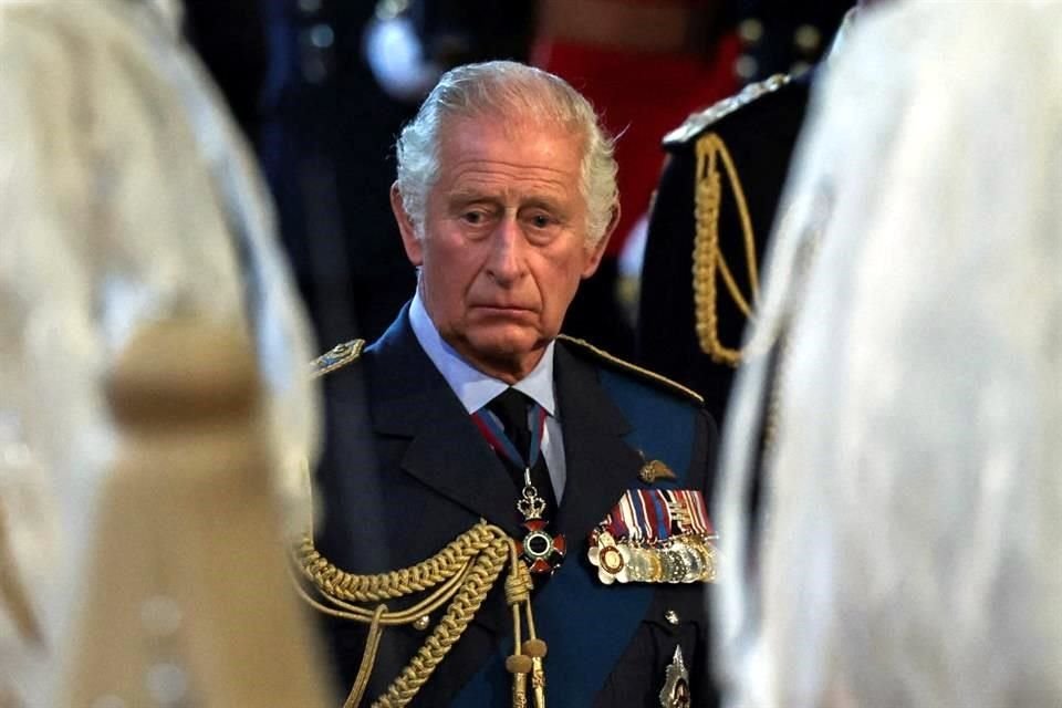 El Rey Carlos II durante la recepción del ataúd de la Reina en el Palacio de Westminster.